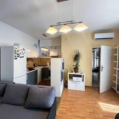 Cozy And Modern 2-bedroom *